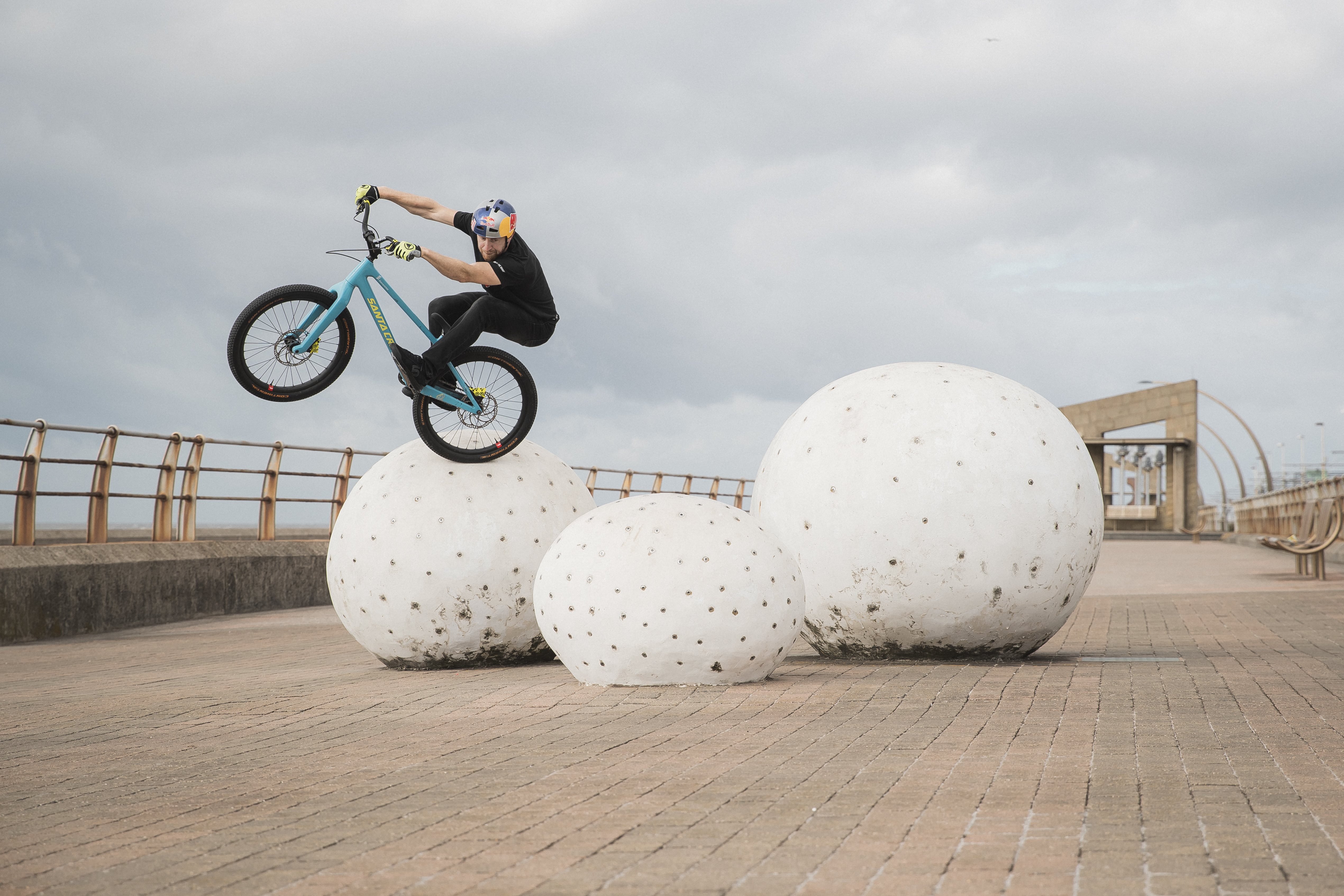 ENDURA_DANNY_KRISS_RIDING_000-7