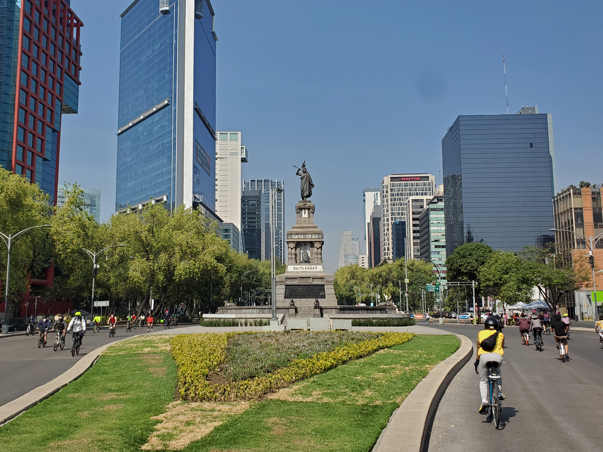 Cyclists on the Sunday Muévete de Bici ride in Mexico City. Photo by David Ward