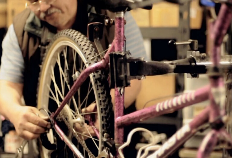 Don Rafa fixes a bike in the documentary La Bicicleta Vieja. Photo from the film