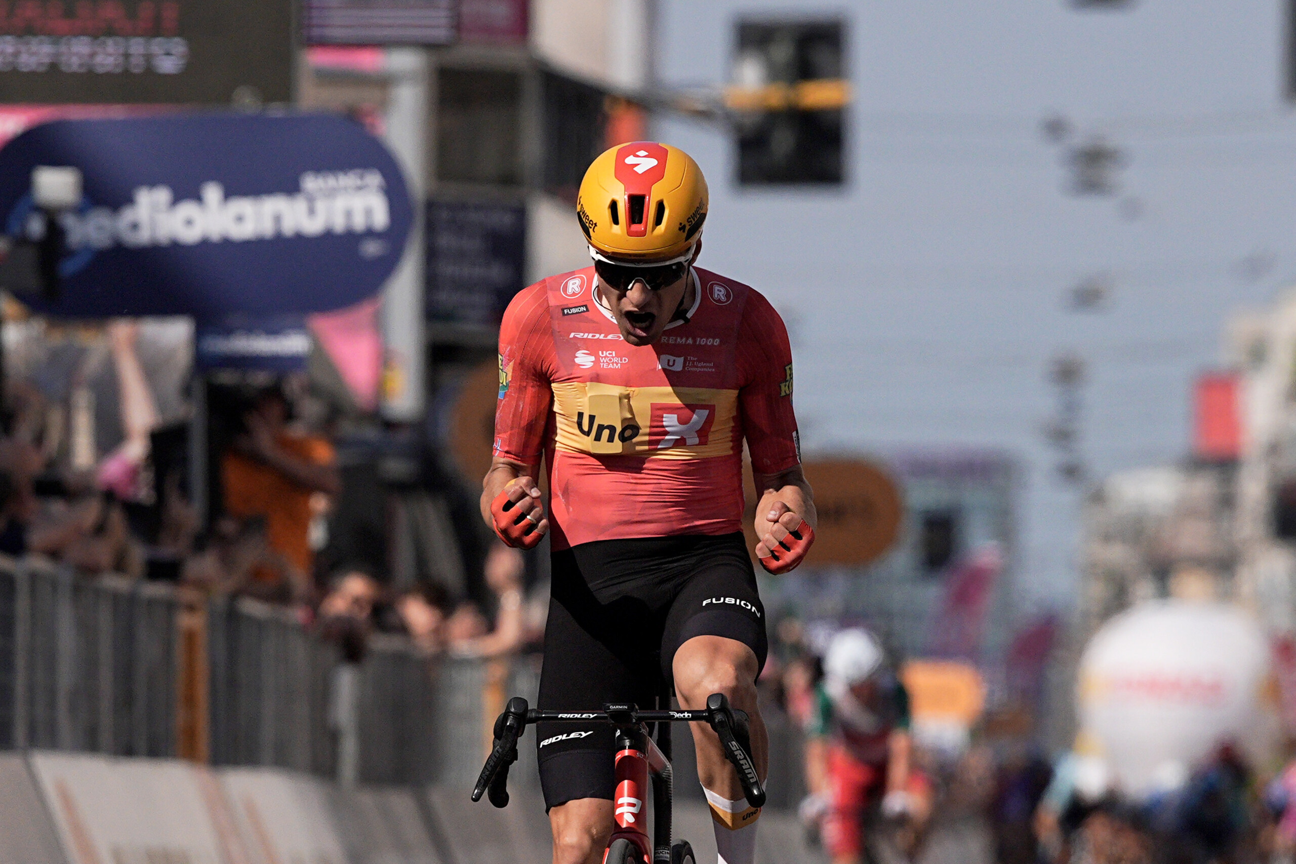 Giro d’Italia 2026: Ganna Flies, Narváez Strikes, Vingegaard Takes Pink (Stages 10-15) – Cycling West
