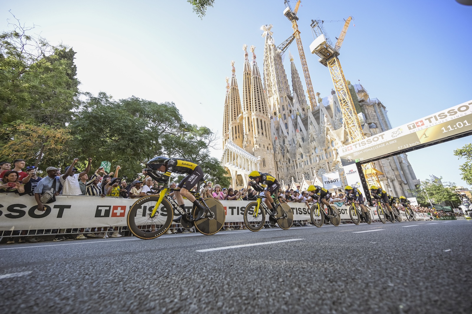 Team Visma on their way to winning stage 1 in the shadow of La Sagrada Familia. 04/07/2026 - Tour de France 2026 - Étape 1 - Barcelone / Barcelone (19,6 km CLM par équipe) - TEAM VISMA | LEASE A BIKE Photo: A.S.O./Charly López