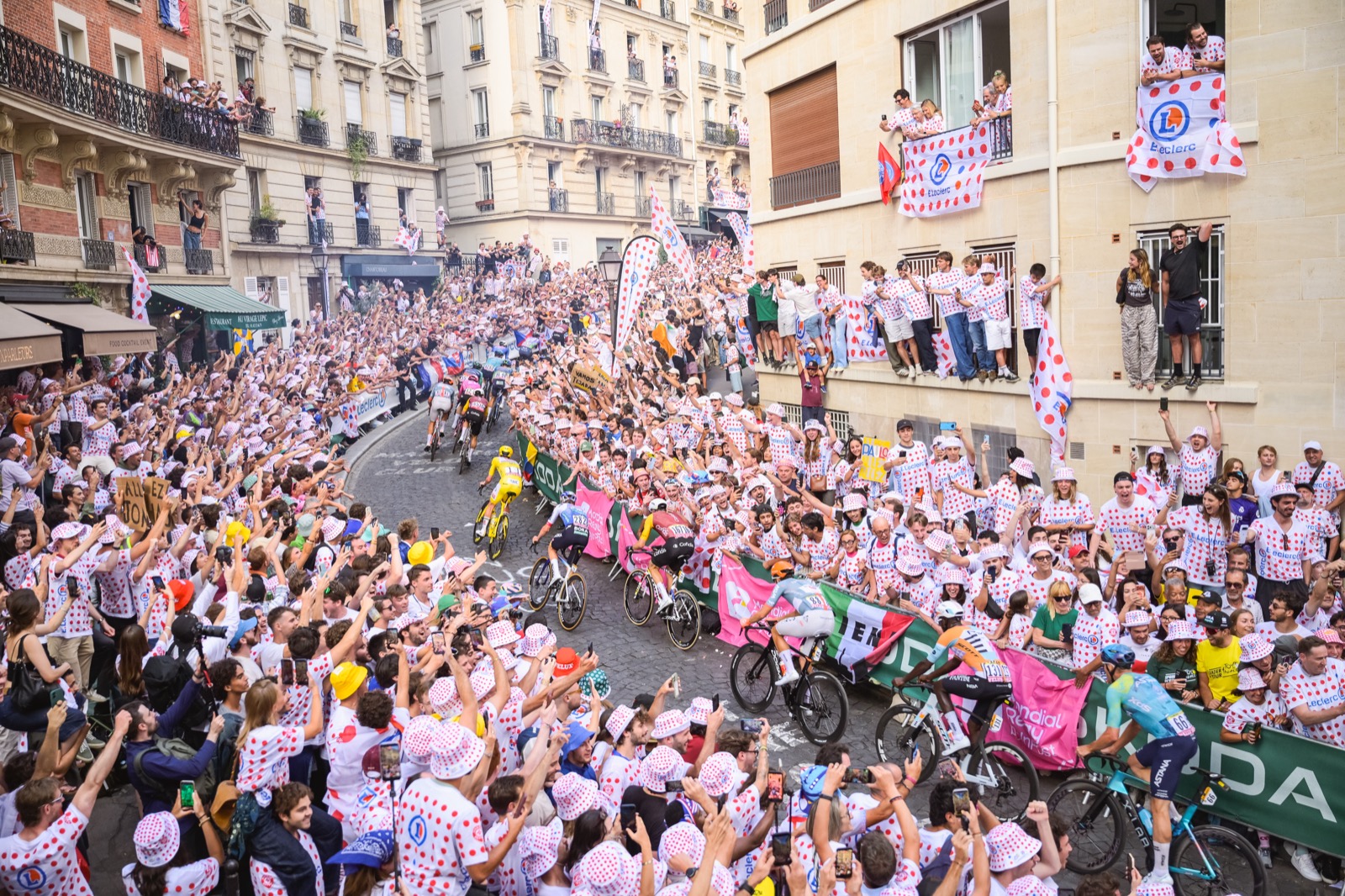 26/07/2026 - Tour de France 2026 - Étape 21 - Thoiry / Paris Champs-Élysées (88,7 km) - Rue Lepic. Photo: Charly Lopez/ASO