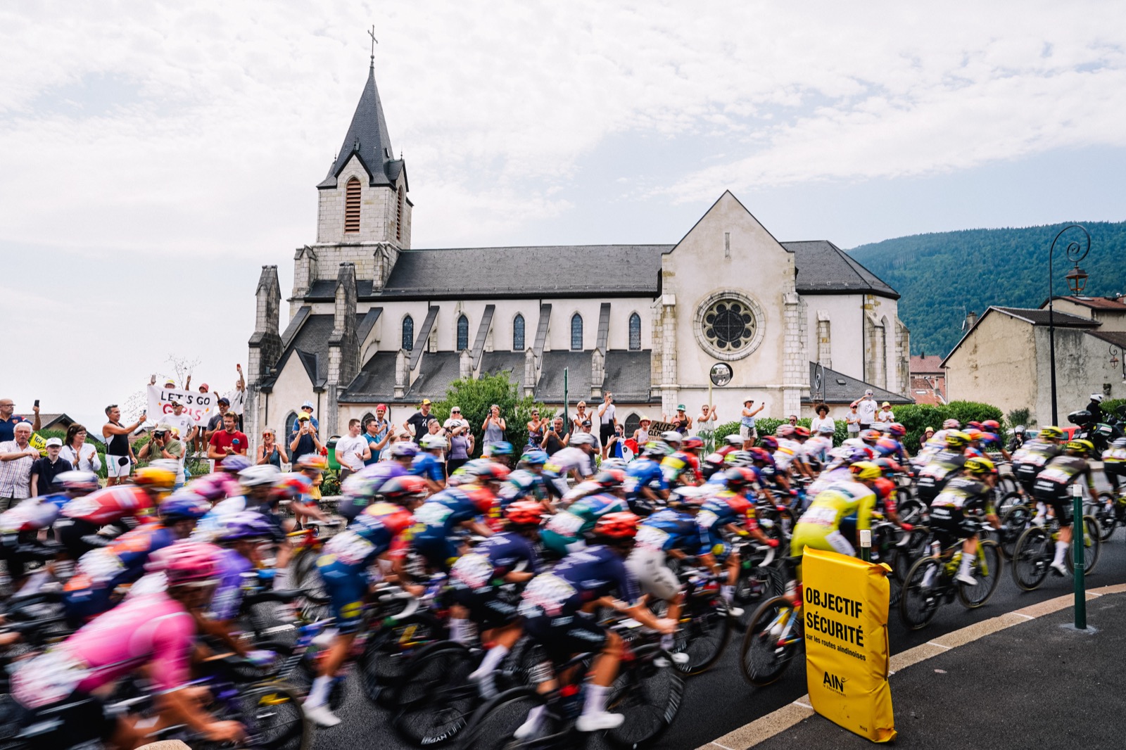 03/08/2026 - Tour de France Femmes avec Swift 2026 - Étape 3 - Genève / Poligny (156,5 km) - Le peloton dans le village de Gex - Photo: Gaetan Flamme/ASO