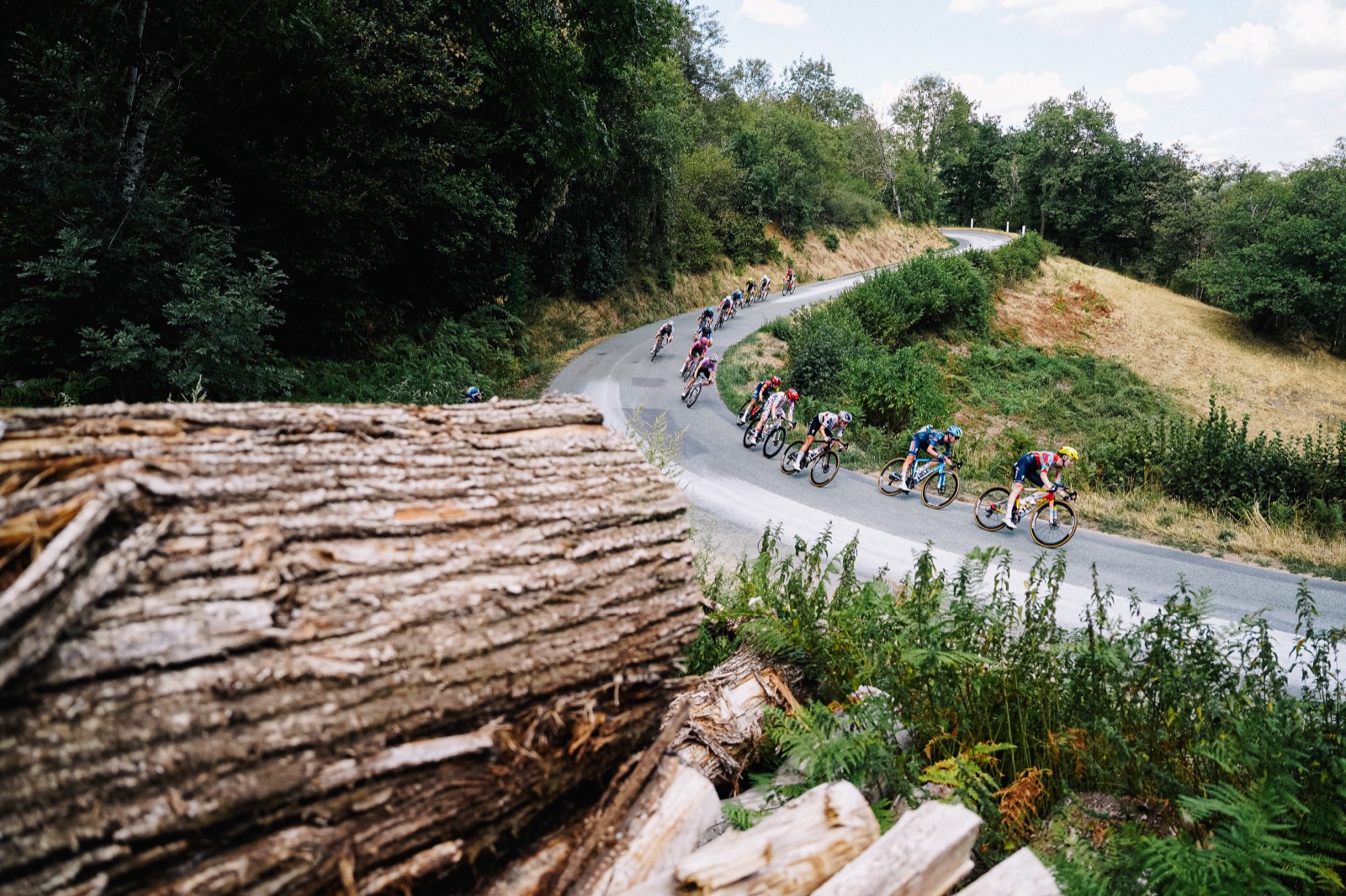 05/08/2026 - Tour de France Femmes avec Zwift 2026 - Étape 5 - Macon / Belleville-en-Beaujolais (140 km) - Le groupe de tête, emmené par Nienke VINKE (TEAM SD WORX - PROTIME), Justine GHEKIERE (AG INSURANCE - SOUDAL TEAM), Dominika WLODARCZYK (UAE Team L’IMAD), Puck PIETERSE (FENIX-PREMIER TECH) - Photo: Gaetan Flamme/ASO